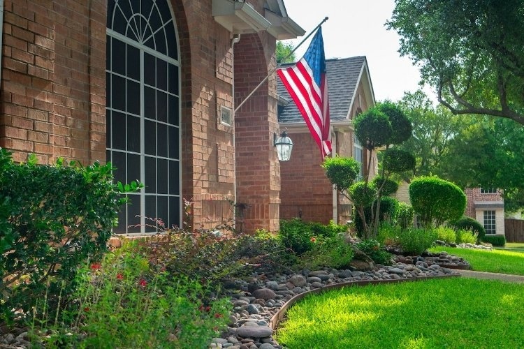 Flower Bed Ideas for the Front of Your House in North Texas